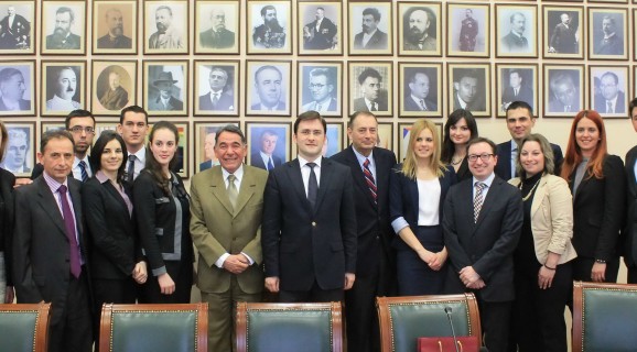 Minister Selakovic receives the winning team